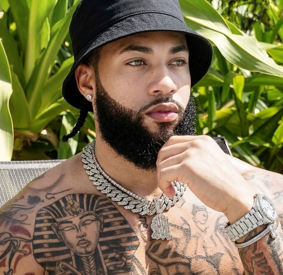 Juvi Rapper JUVI: Fashion outfits, jewelry and accessories.